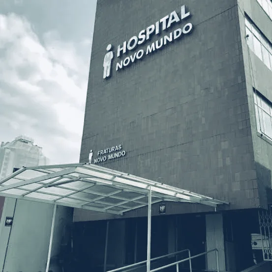 Fachada de tijolos do Hospital Novo Mundo, com a marquise de vidro da entrada