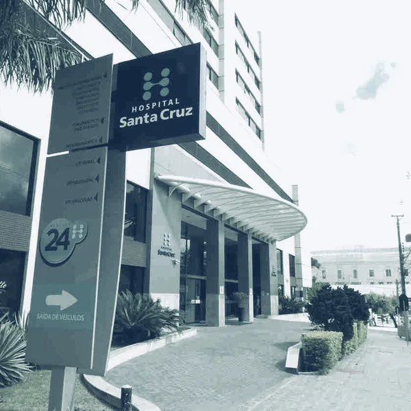 Totem com o logotipo do Hospital Santa Cruz diante do prédio, na Avenida do Batel